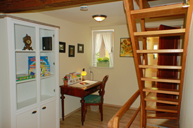 Ferienhaus Stobenstrasse Sekretär Treppe zum Schlafzimmer